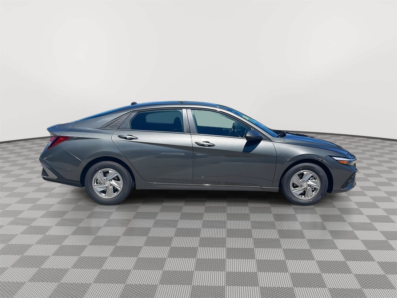 Used 2026 Hyundai Elantra SE FWD image 5