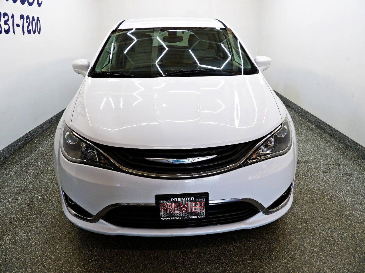 Used 2019 Chrysler Pacifica Touring Plus FWD image 2