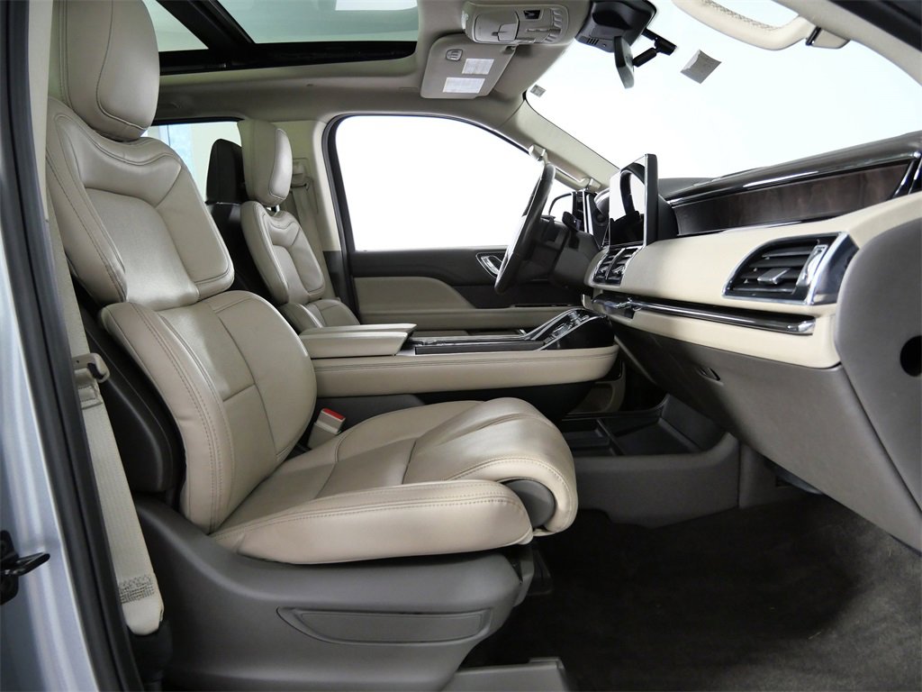 Used 2022 Lincoln Navigator Reserve image 11