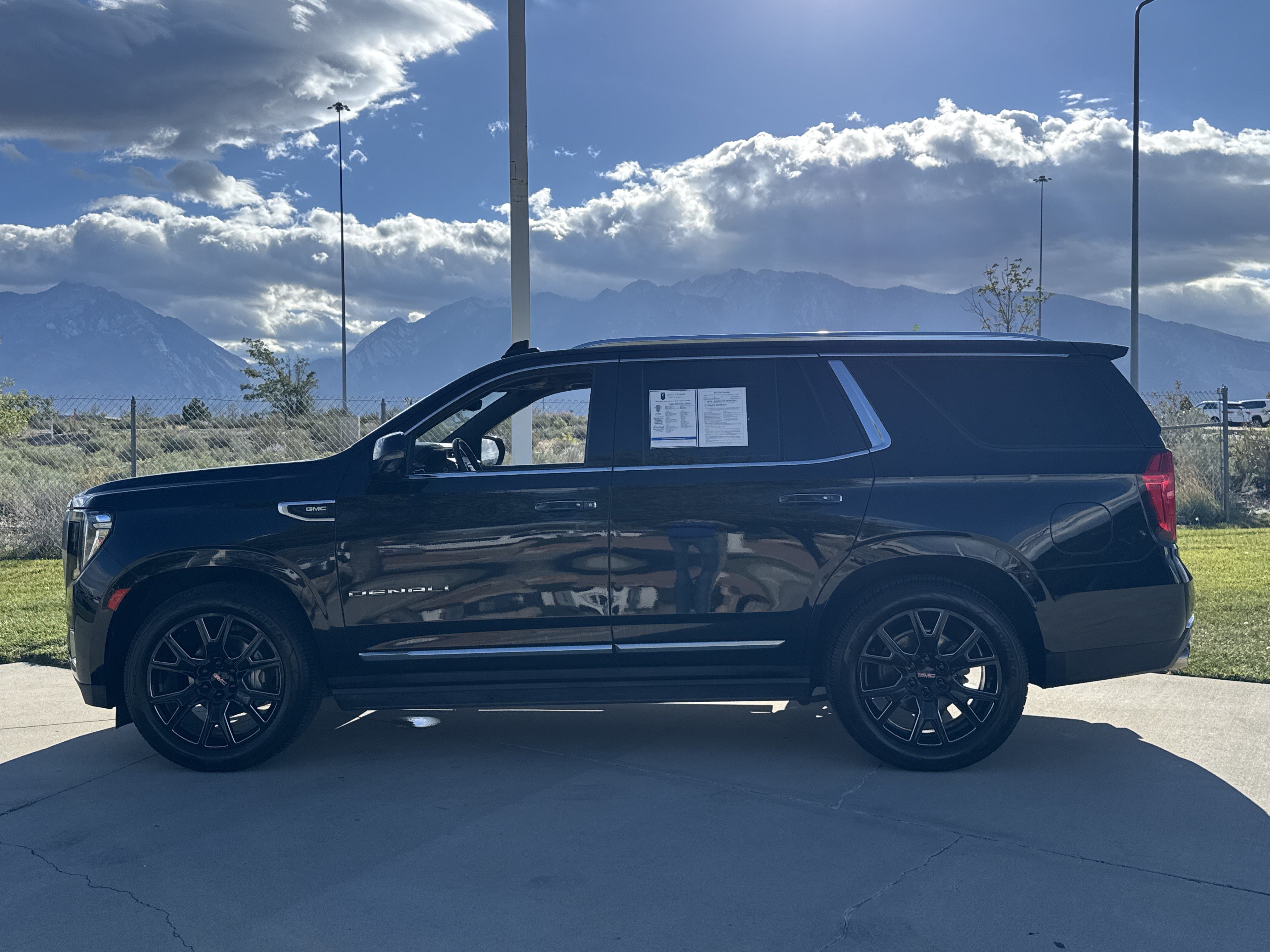 Used 2021 GMC Yukon Denali w/ Denali Ultimate Package AWD/4WD image 2
