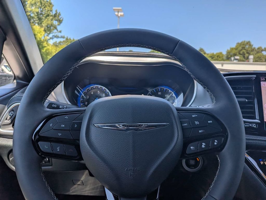 Used 2025 Chrysler Pacifica Limited FWD image 29