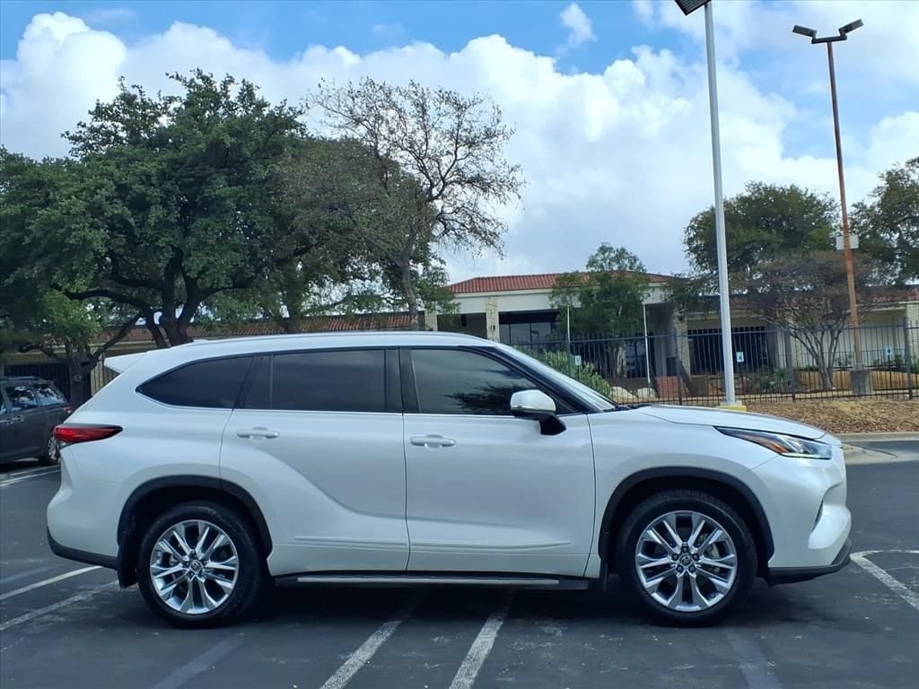 Used 2023 Toyota Highlander Limited FWD image 3