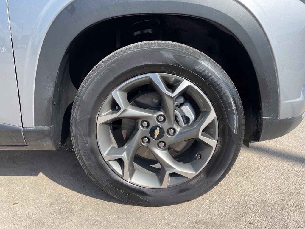 Used 2025 Chevrolet Trax LT FWD image 27