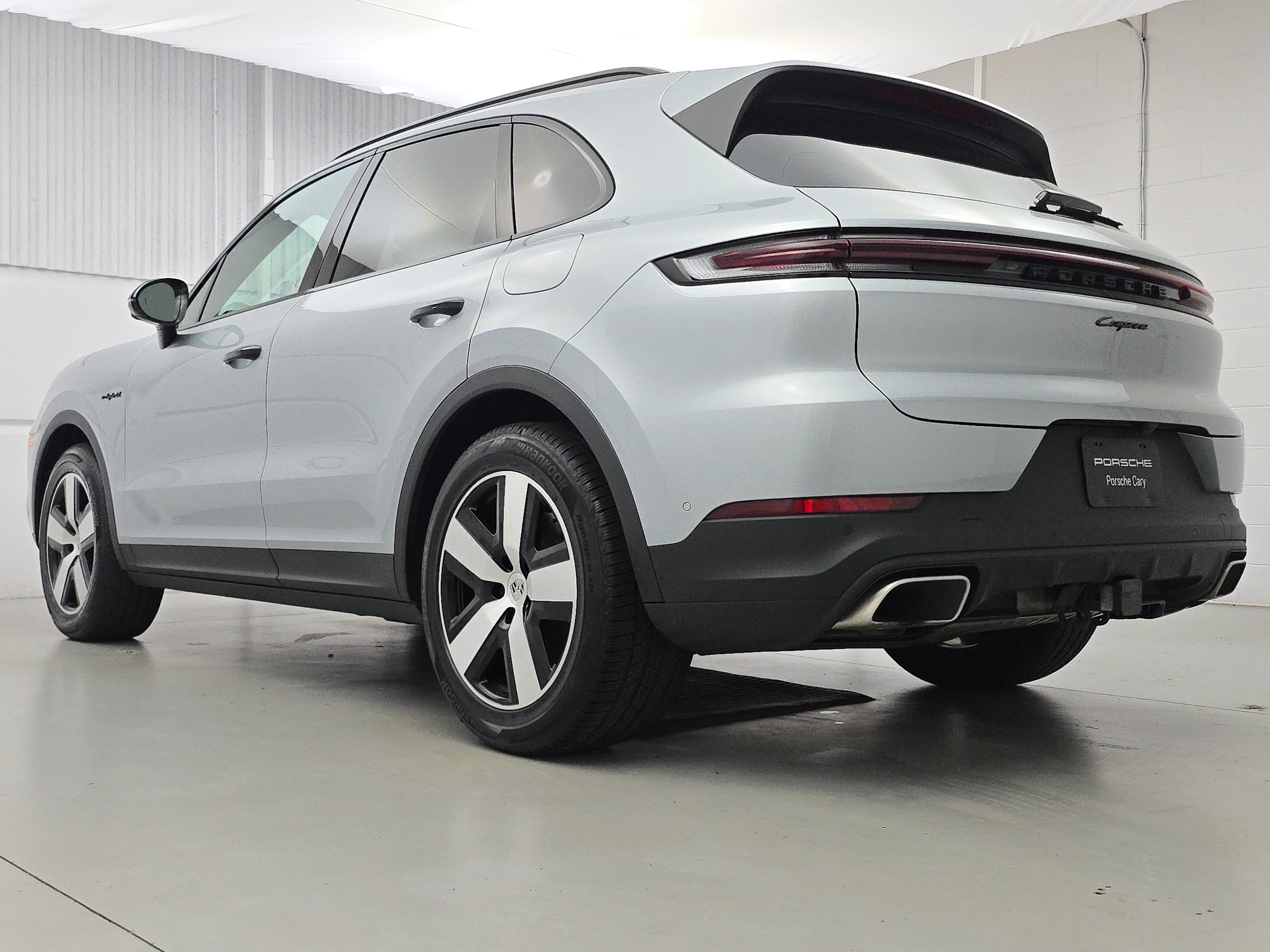 Certified 2026 Porsche Cayenne E-Hybrid AWD/4WD image 3