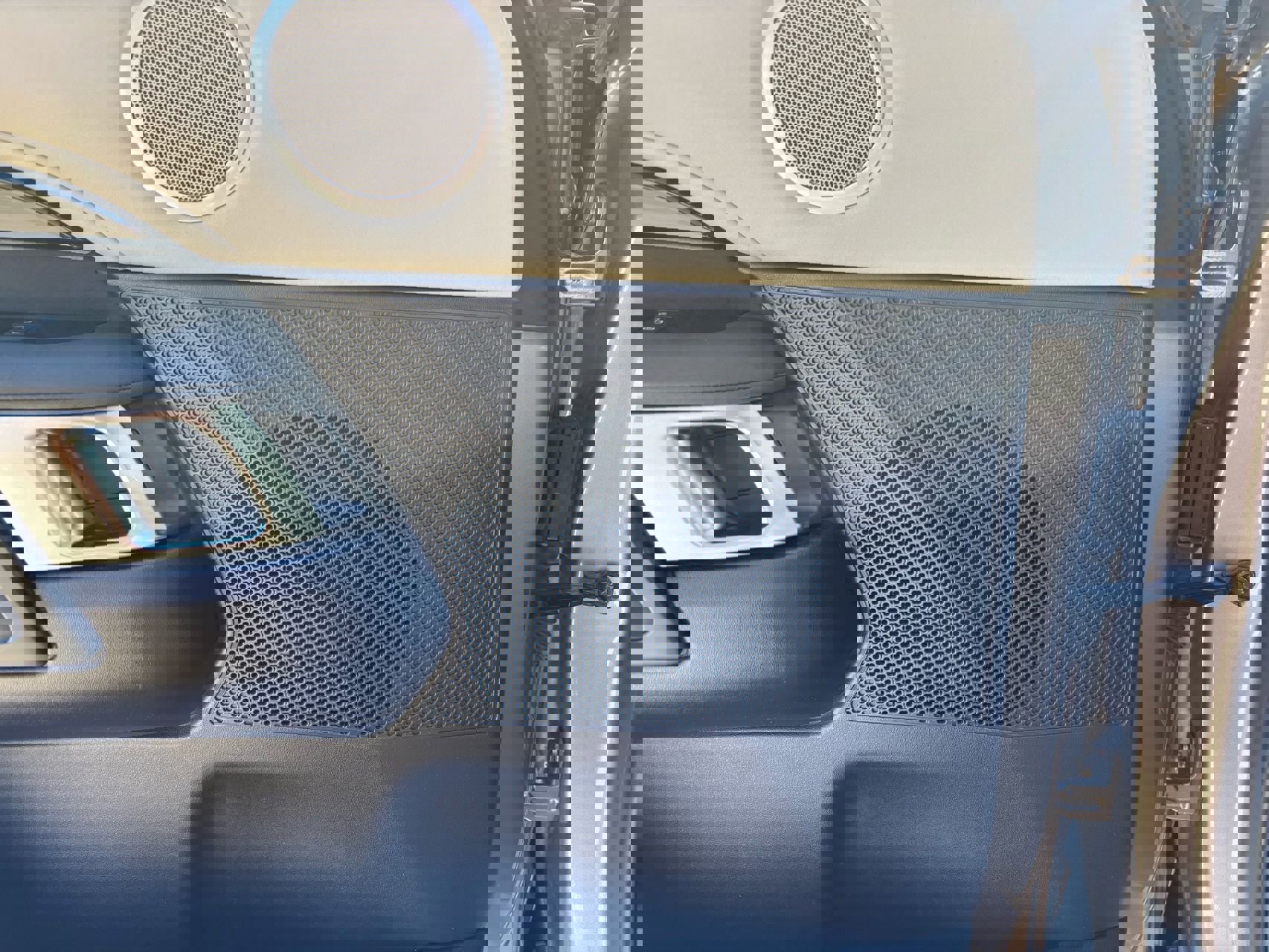 Used 2017 Land Rover Discovery SE image 14