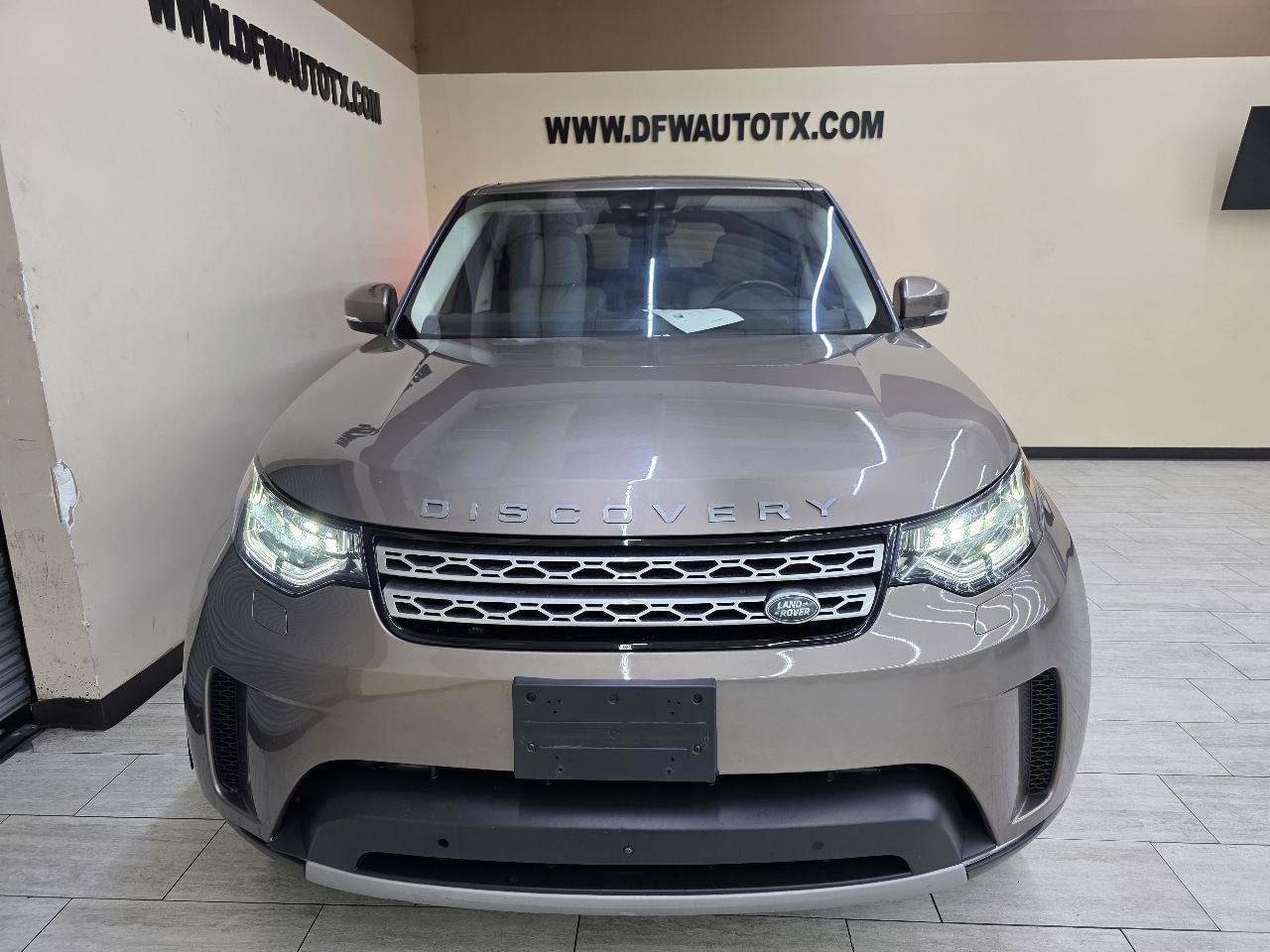 Used 2017 Land Rover Discovery HSE AWD/4WD image 3