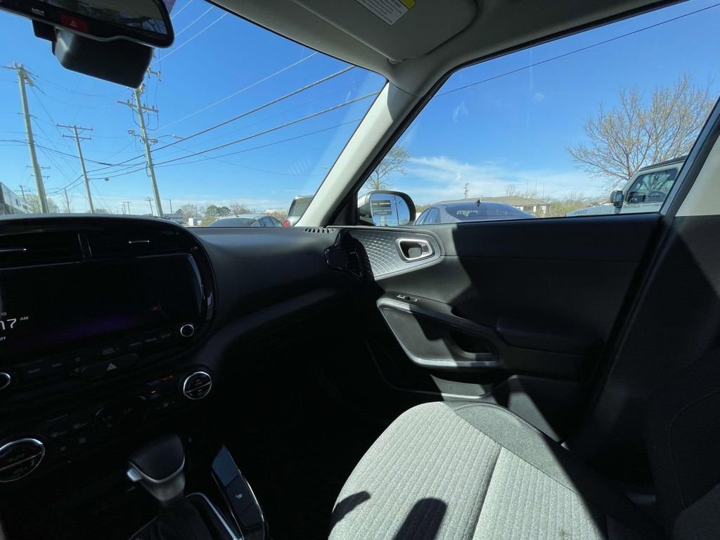 Used 2023 Kia Soul EX image 30