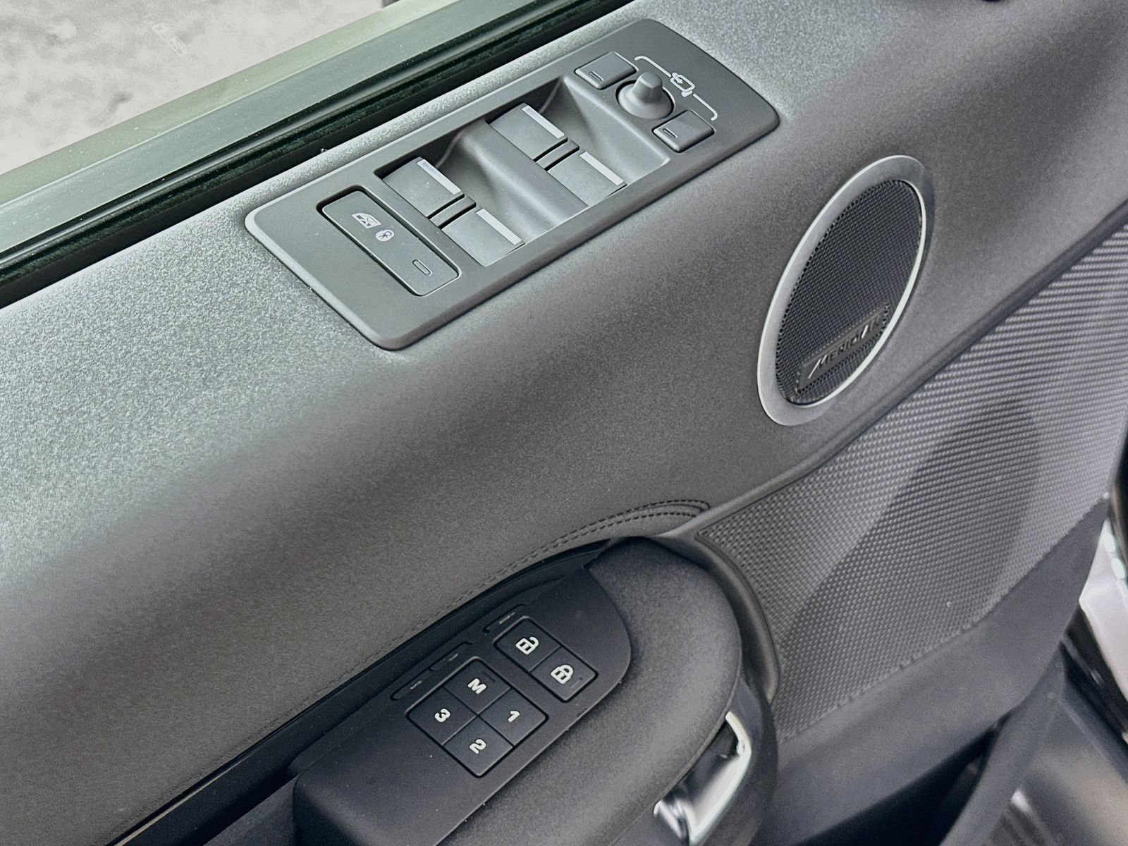 New 2026 Land Rover Discovery S AWD/4WD image 17