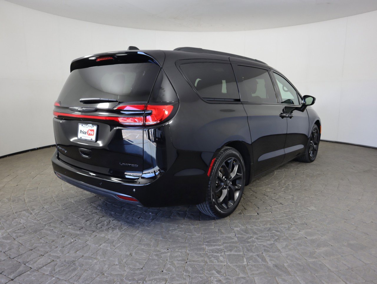 Used 2025 Chrysler Pacifica Limited image 9