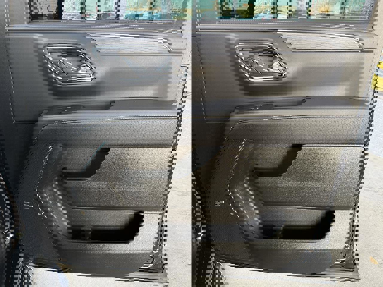 Used 2024 GMC Yukon SLT w/ SLT Luxury Package image 30