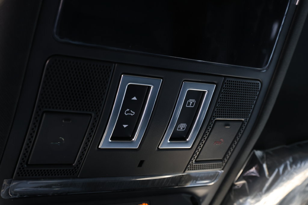 New 2026 Land Rover Defender 110 X-Dynamic SE AWD/4WD image 27