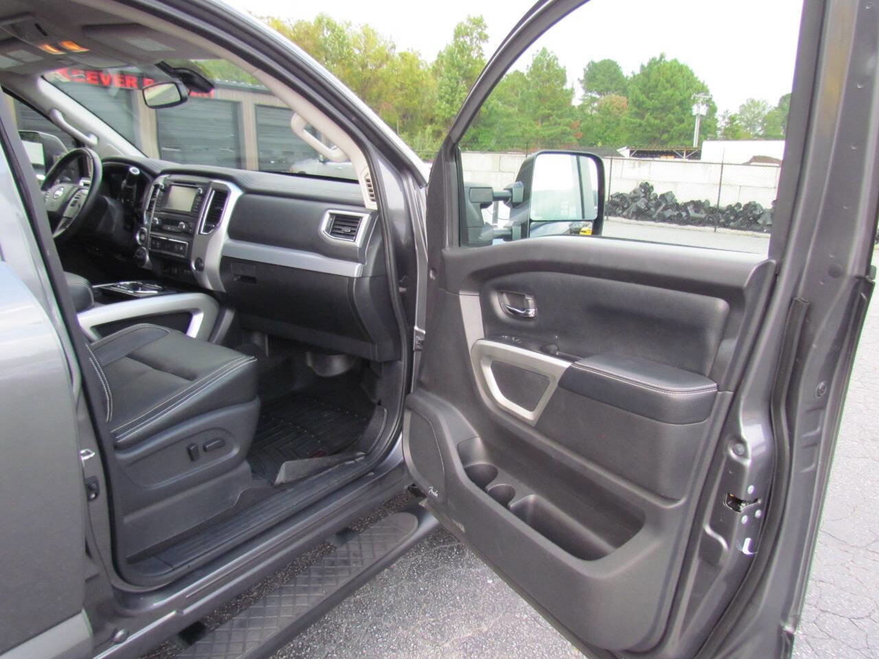 Used 2019 Nissan Titan PRO-4X w/ Pro-4x Convenience Package image 16