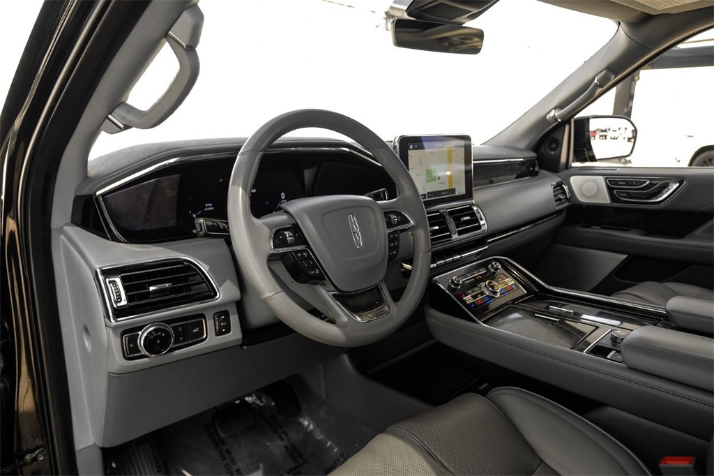 Used 2019 Lincoln Navigator Reserve image 3