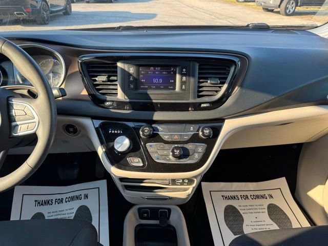 Used 2017 Chrysler Pacifica Touring FWD image 18