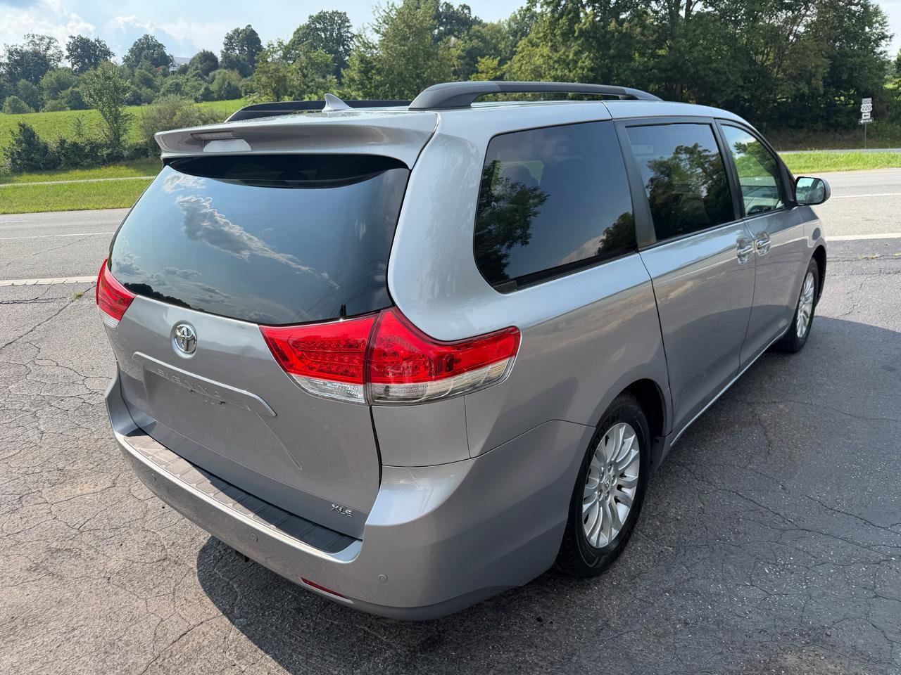Used 2011 Toyota Sienna XLE w/ Premium Pkg FWD image 7