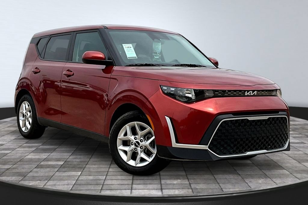Used 2025 Kia Soul LX w/ LX Technology Package FWD image 4