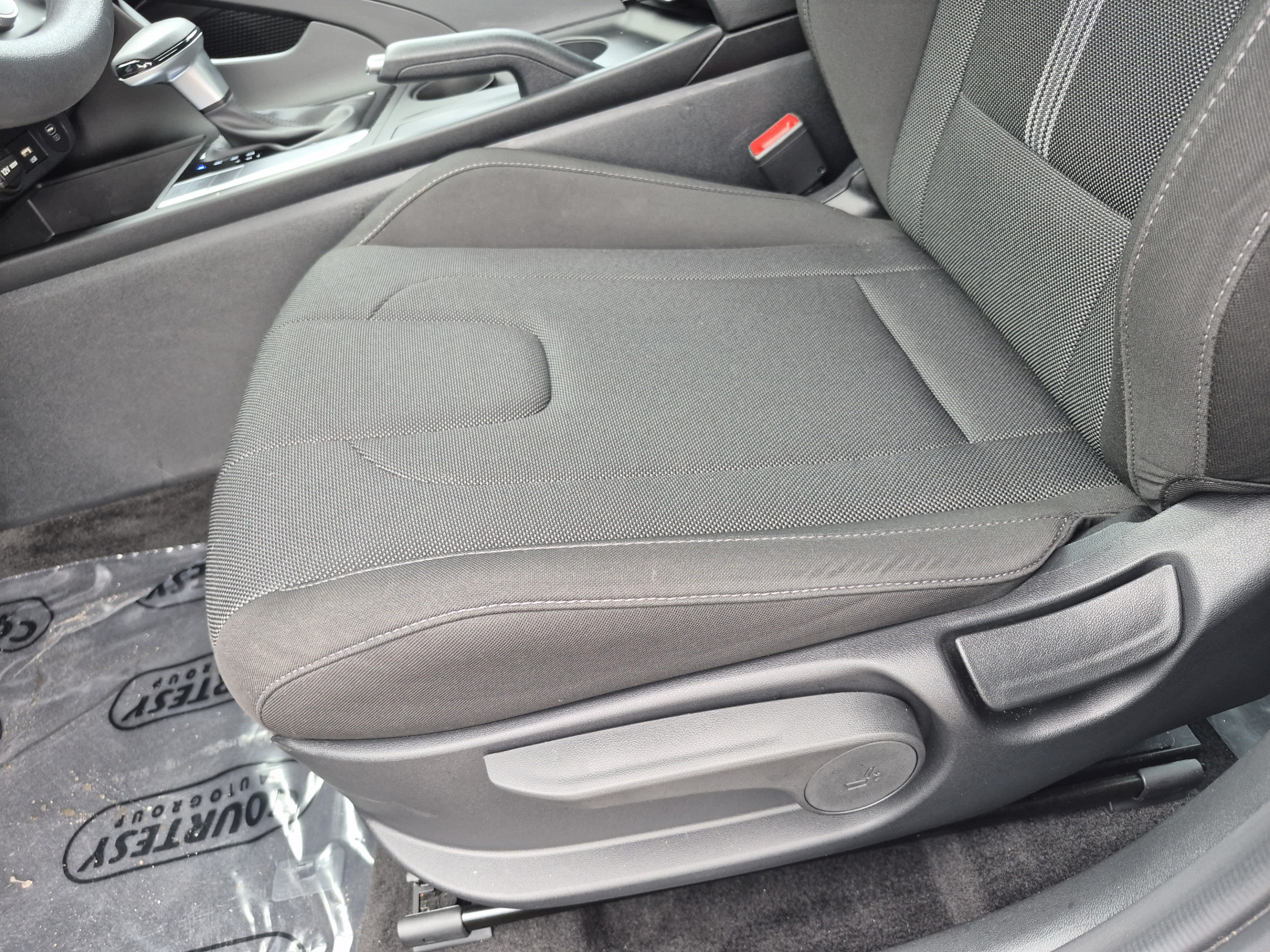 Used 2025 Hyundai Elantra SE FWD image 19