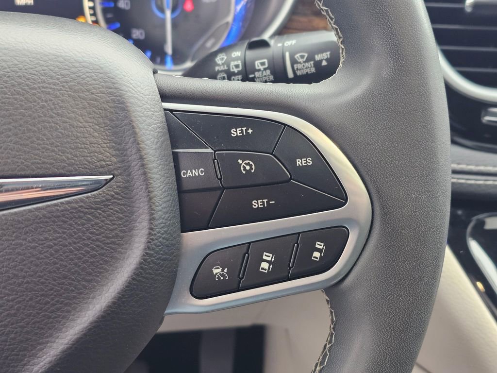 Used 2023 Chrysler Pacifica Limited FWD image 29