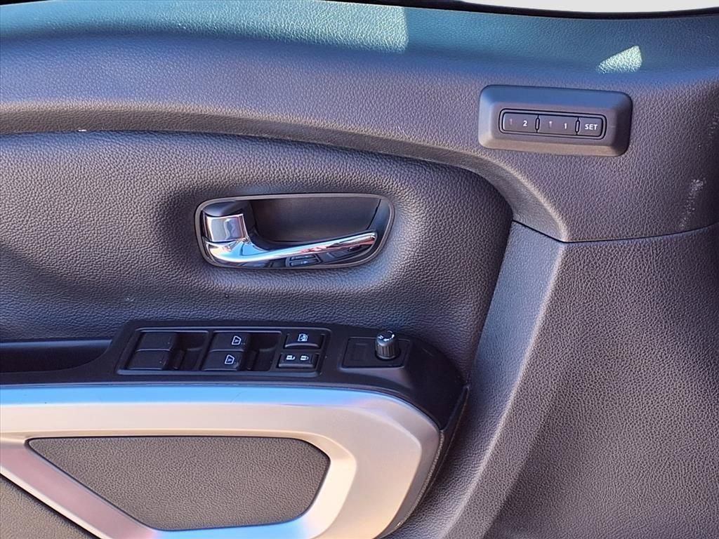 Used 2020 Nissan Titan SL w/ Moonroof Package image 16