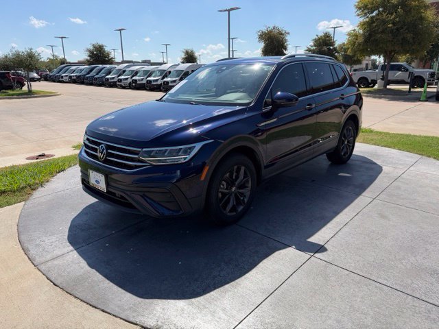 Used 2023 Volkswagen Tiguan SE w/ Panoramic Sunroof Package FWD image 3