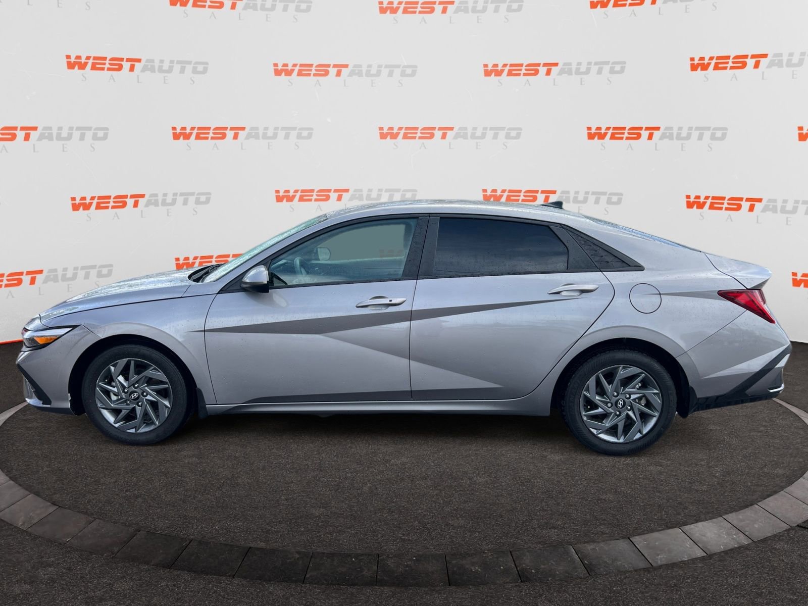 Used 2024 Hyundai Elantra Blue FWD image 2