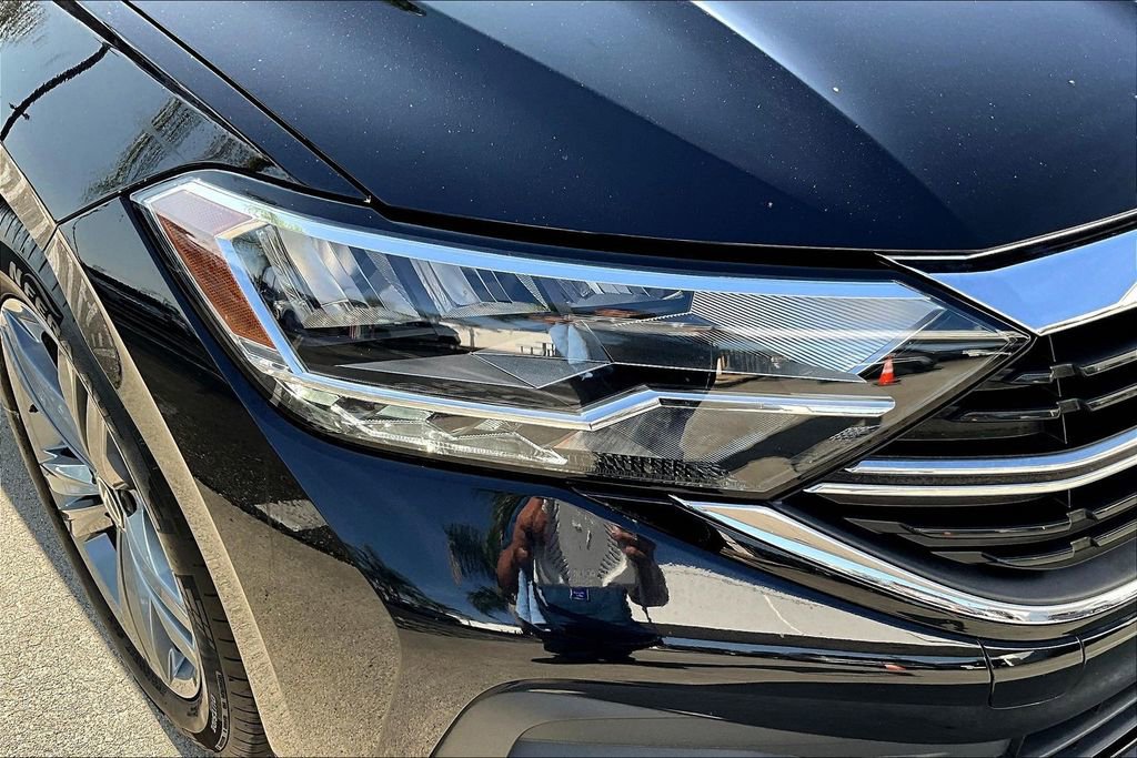 Used 2023 Volkswagen Jetta SE w/ Panoramic Sunroof Package image 30