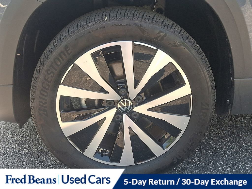 Certified 2023 Volkswagen Taos SE w/ Panoramic Sunroof Package AWD/4WD image 8