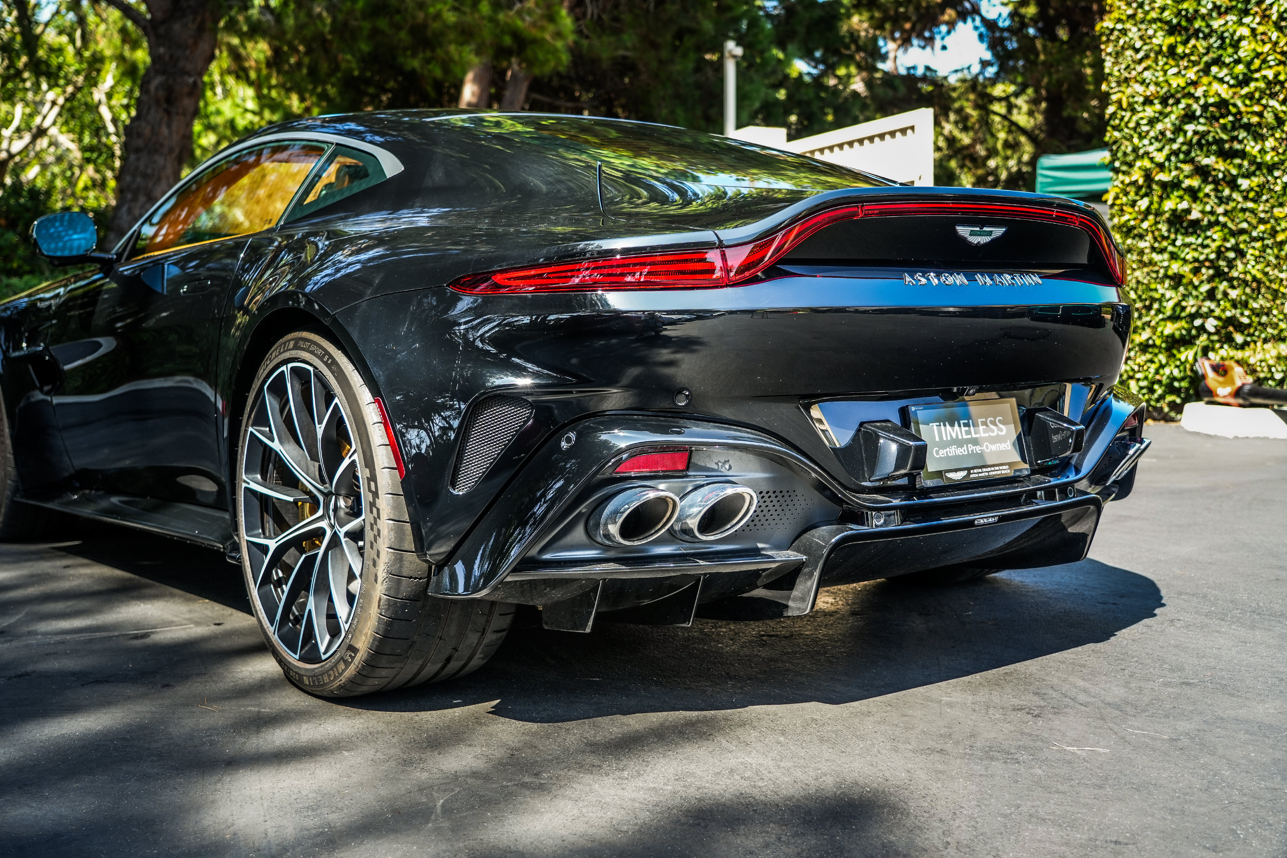 Used 2025 Aston Martin V8 Vantage Coupe RWD image 12
