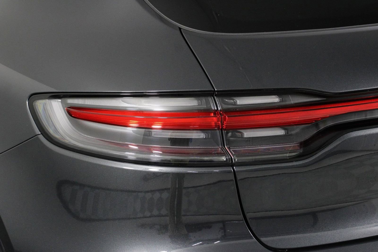 Certified 2025 Porsche Macan AWD/4WD image 21