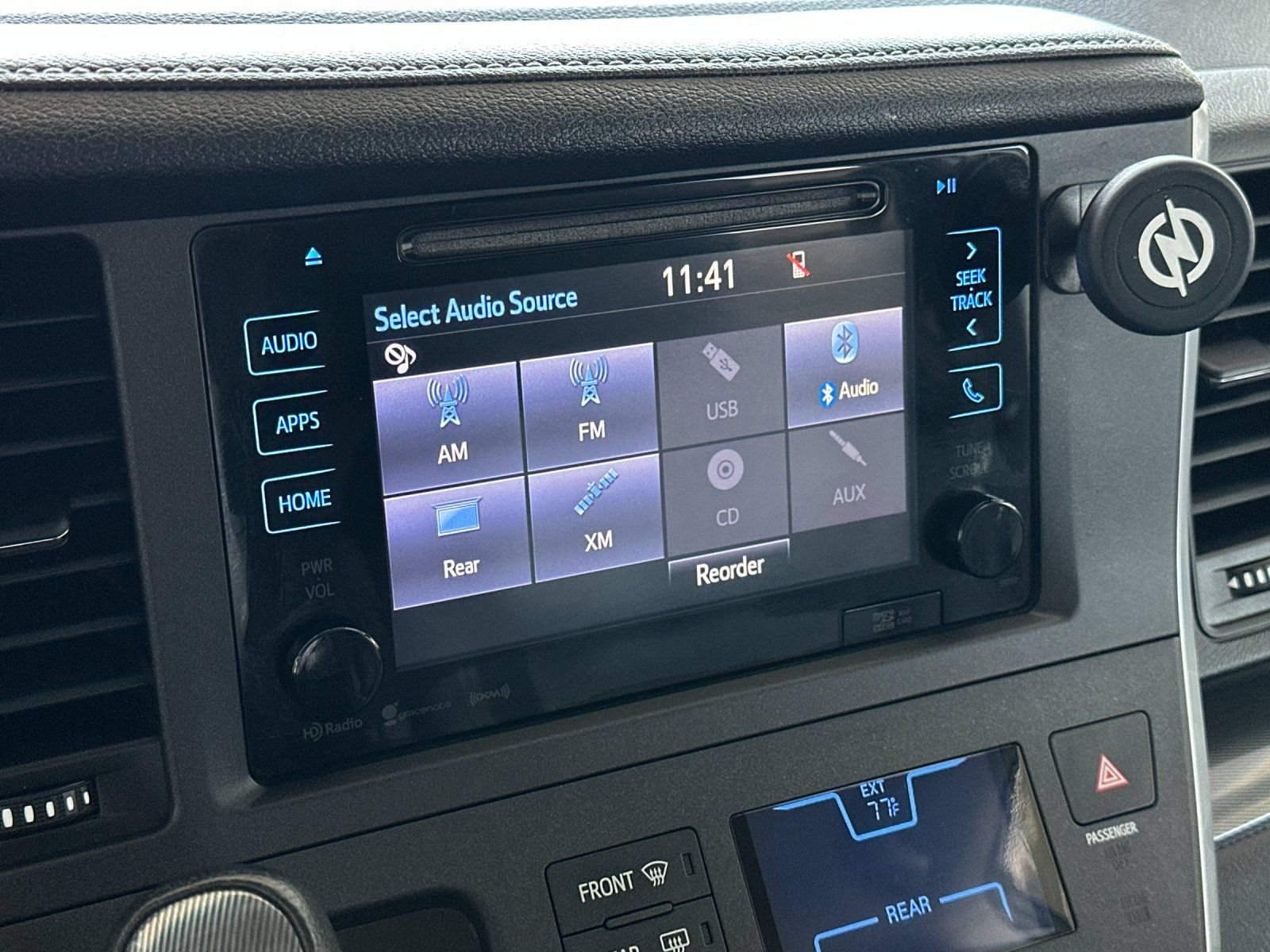 Used 2017 Toyota Sienna SE Premium FWD image 19