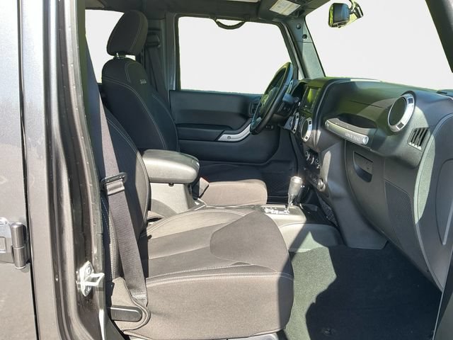 Used 2018 Jeep Wrangler Unlimited Sahara w/ Connectivity Group AWD/4WD image 16