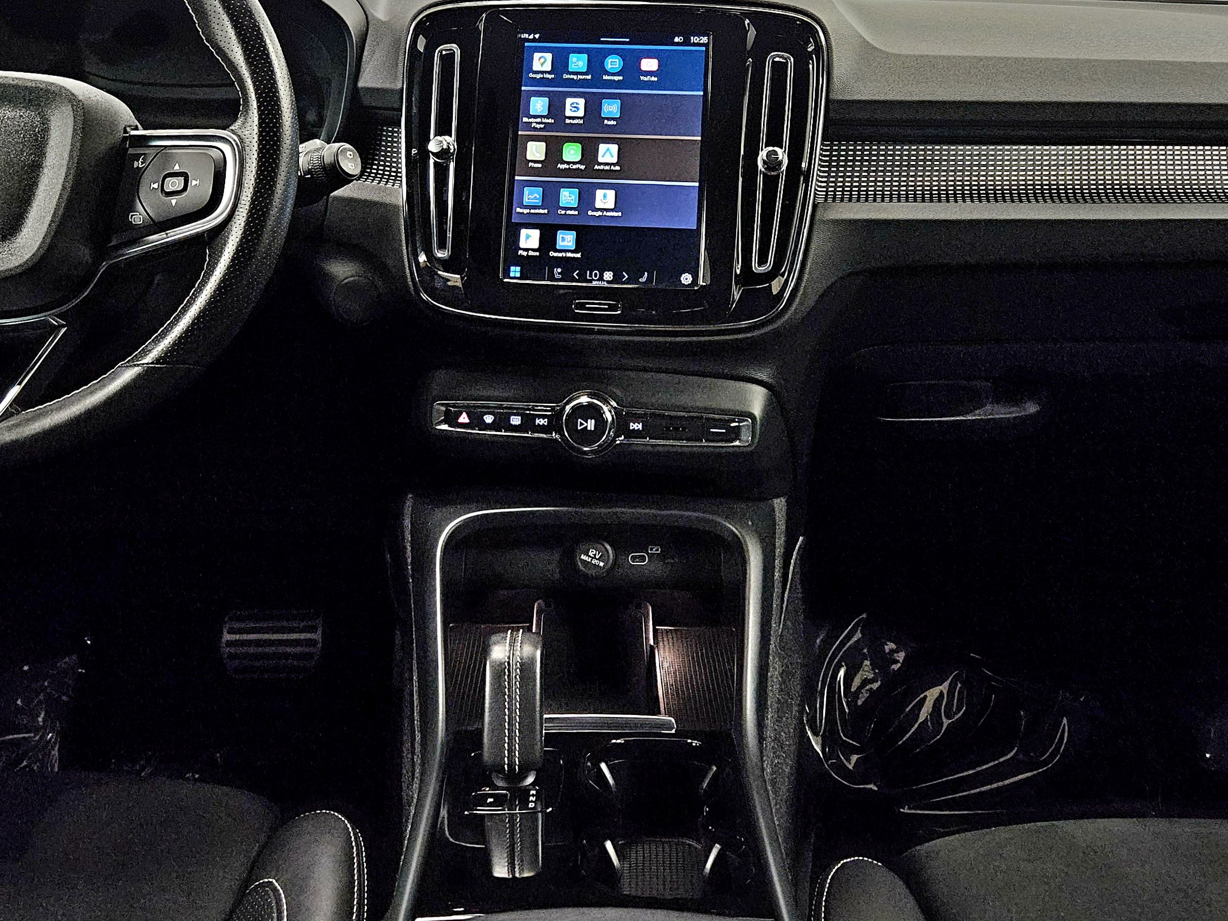 Used 2021 Volvo XC40 P8 Recharge image 14