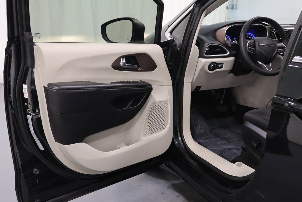 Used 2023 Chrysler Voyager LX image 7