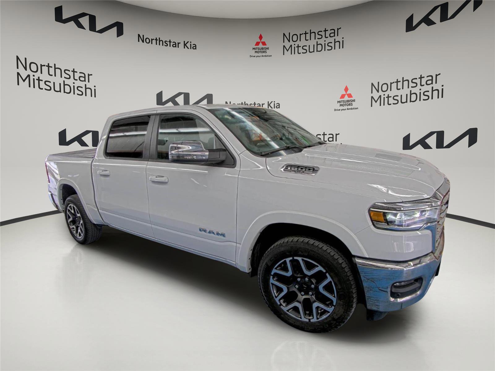 Used 2025 RAM 1500 Laramie AWD/4WD image 6
