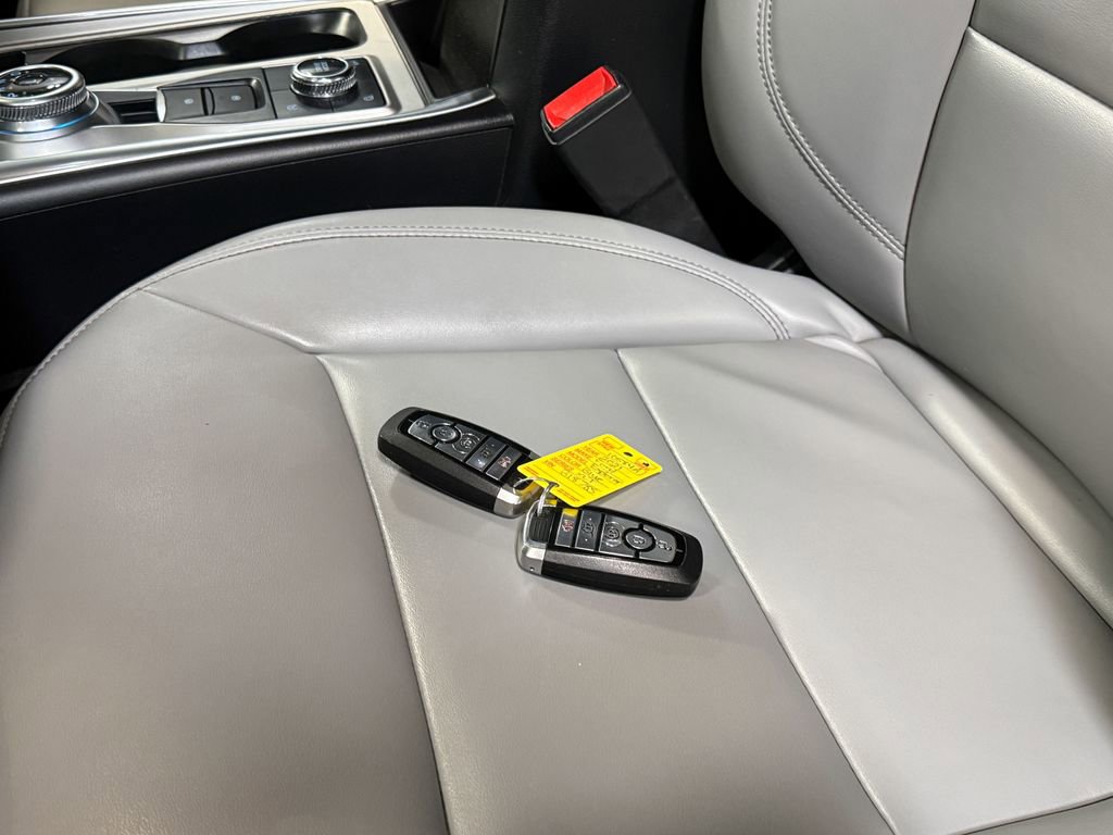 Used 2021 Ford Explorer XLT w/ Equipment Group 202A image 8