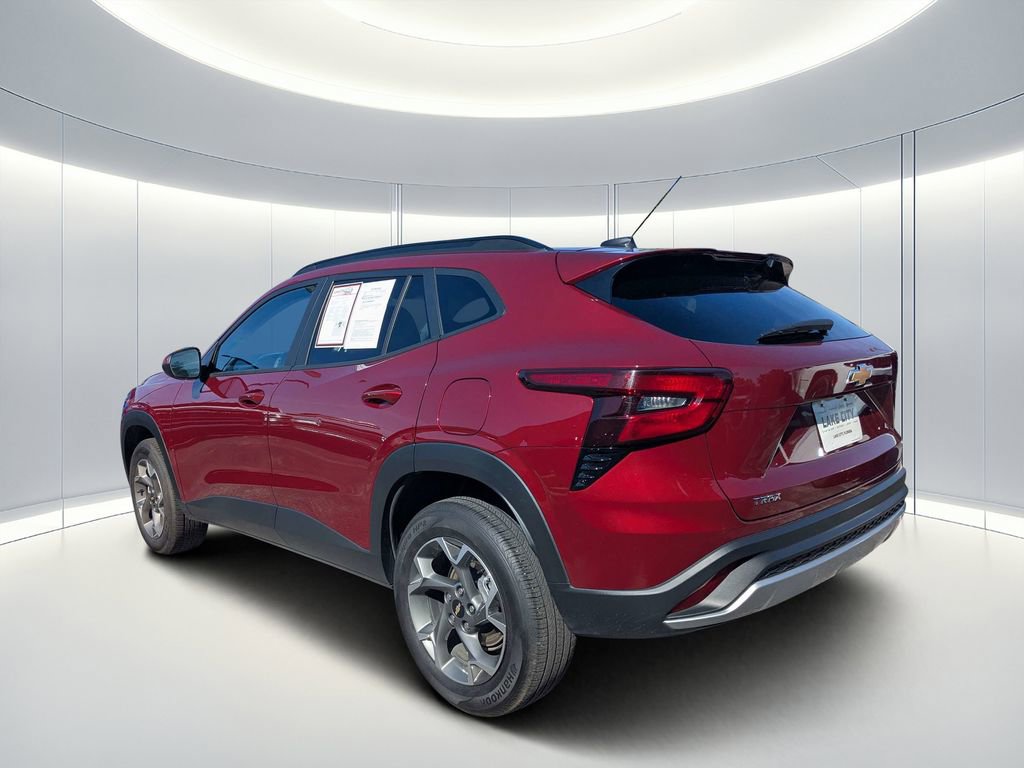 Used 2025 Chevrolet Trax LT FWD image 5