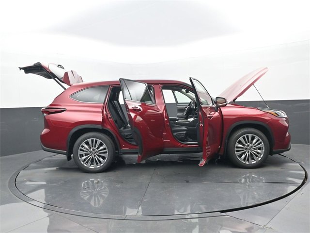 New 2026 Toyota Highlander Platinum image 32
