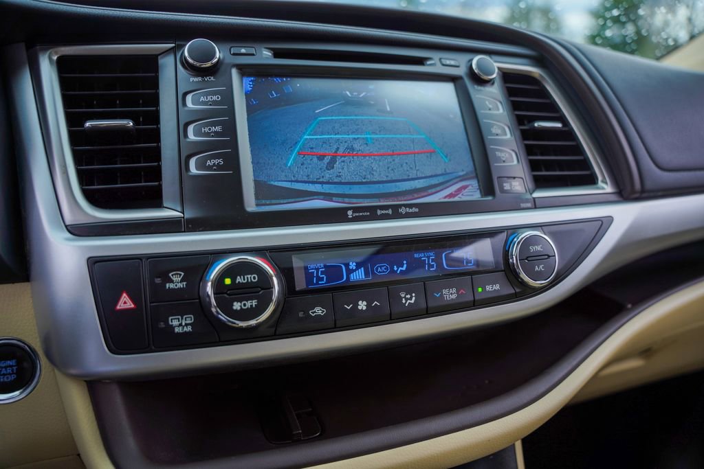 Used 2019 Toyota Highlander XLE w/ Carpet Mat Package (TMS) AWD/4WD image 20