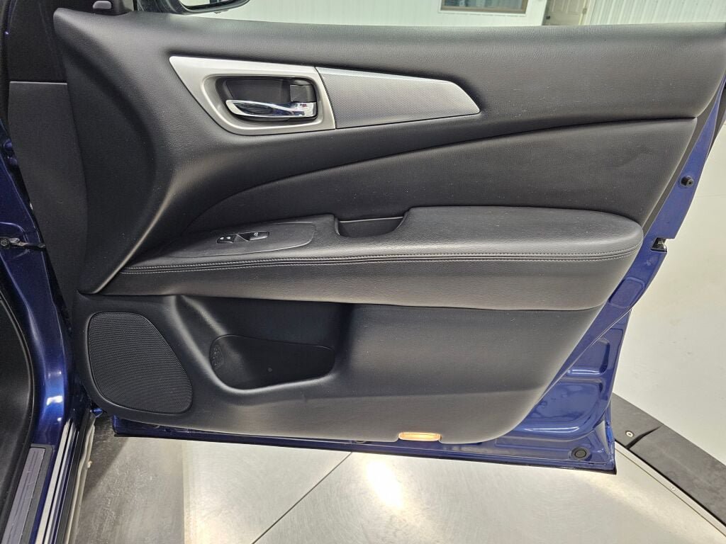 Used 2020 Nissan Pathfinder SL AWD/4WD image 37