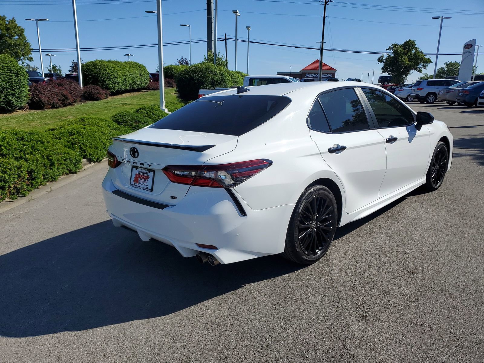 Used 2022 Toyota Camry SE w/ Convenience Package FWD image 4