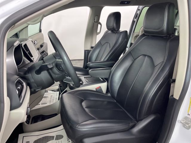 Used 2024 Chrysler Pacifica Touring-L FWD image 19