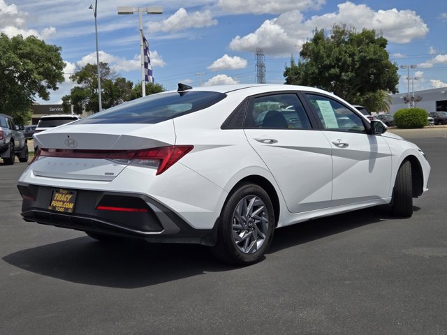 Used 2025 Hyundai Elantra Hybrid FWD image 4