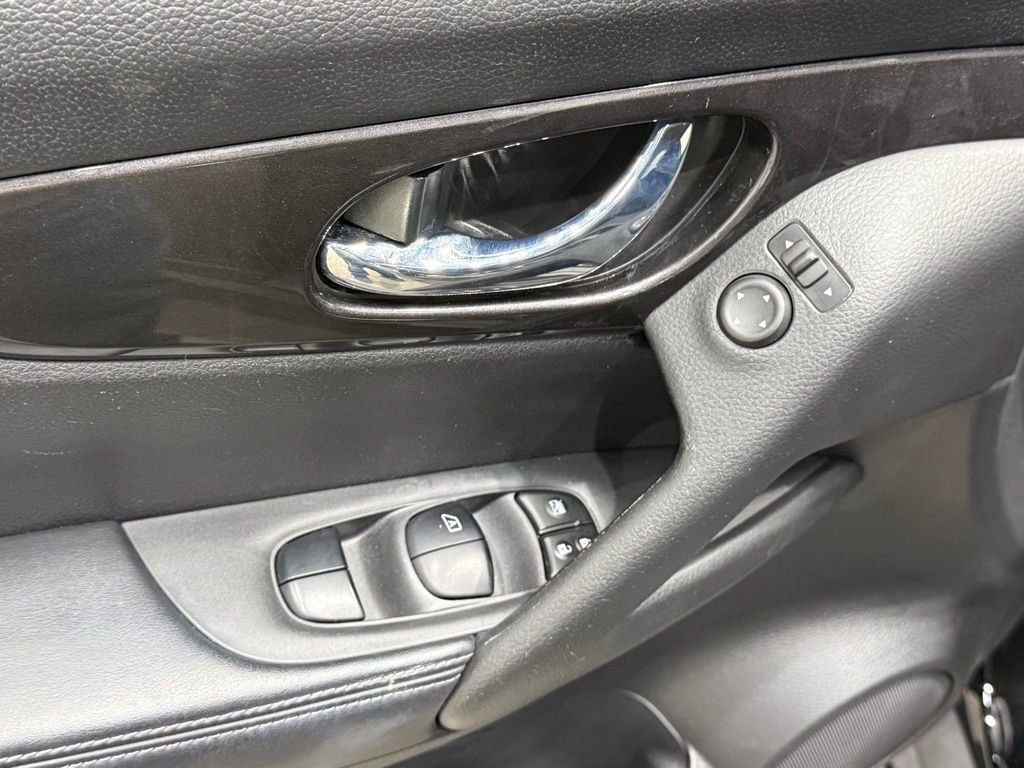 Used 2019 Nissan Rogue SV image 32