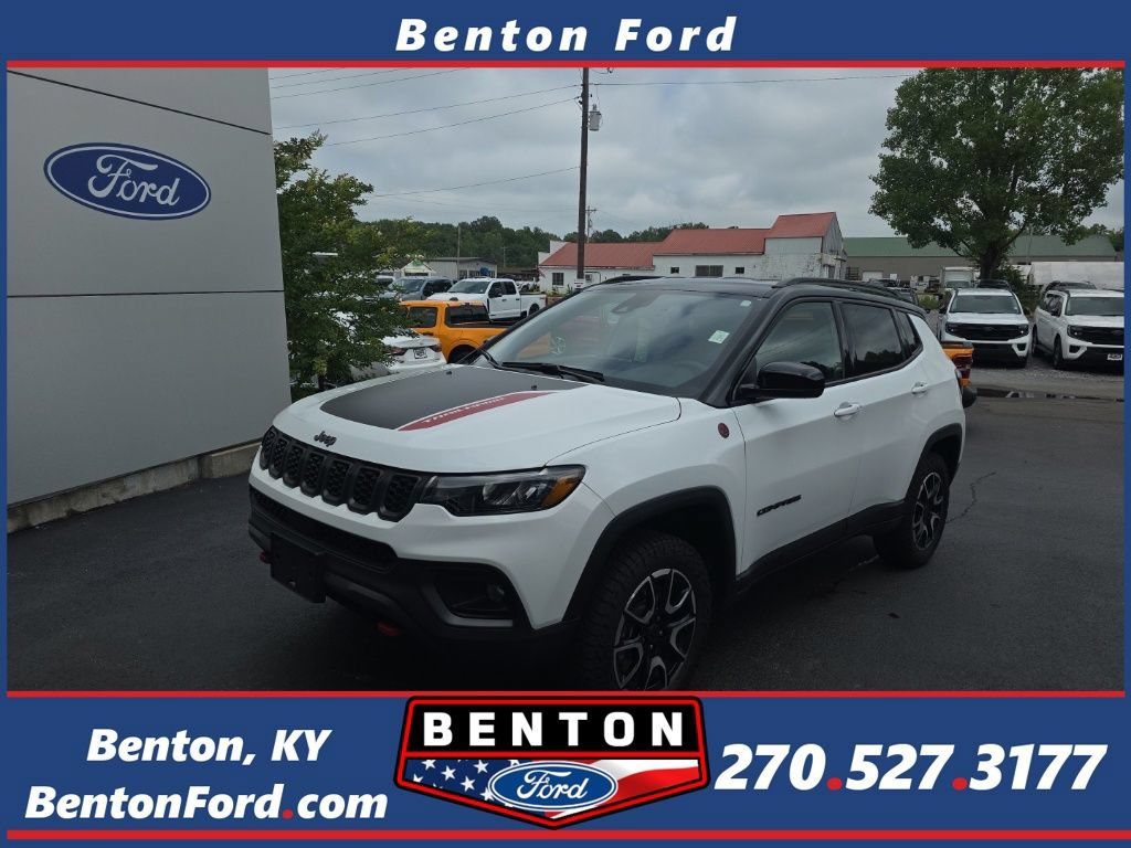 Used 2025 Jeep Compass Trailhawk AWD/4WD image 1