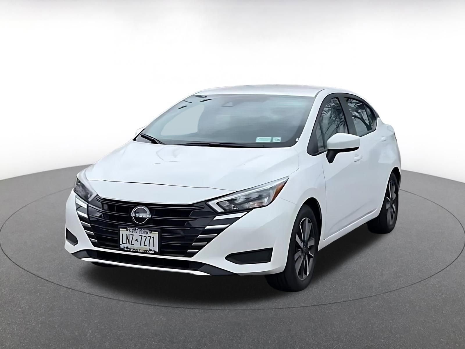 Used 2025 Nissan Versa SV image 4