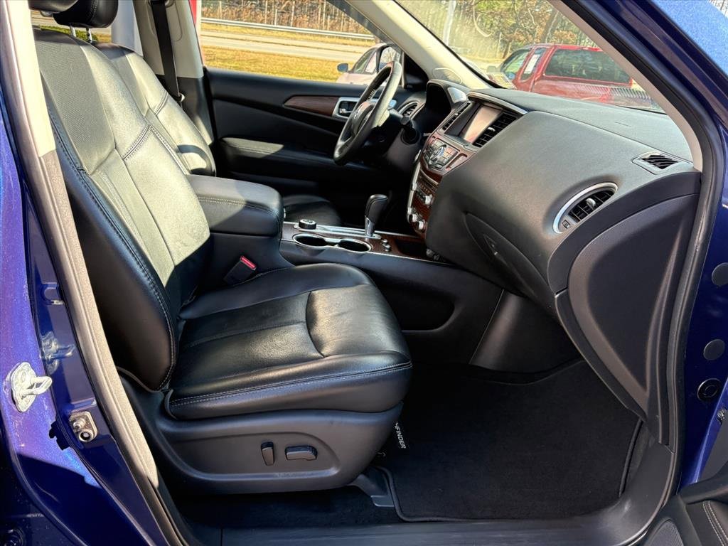 Used 2019 Nissan Pathfinder Platinum w/ Cargo Package image 18