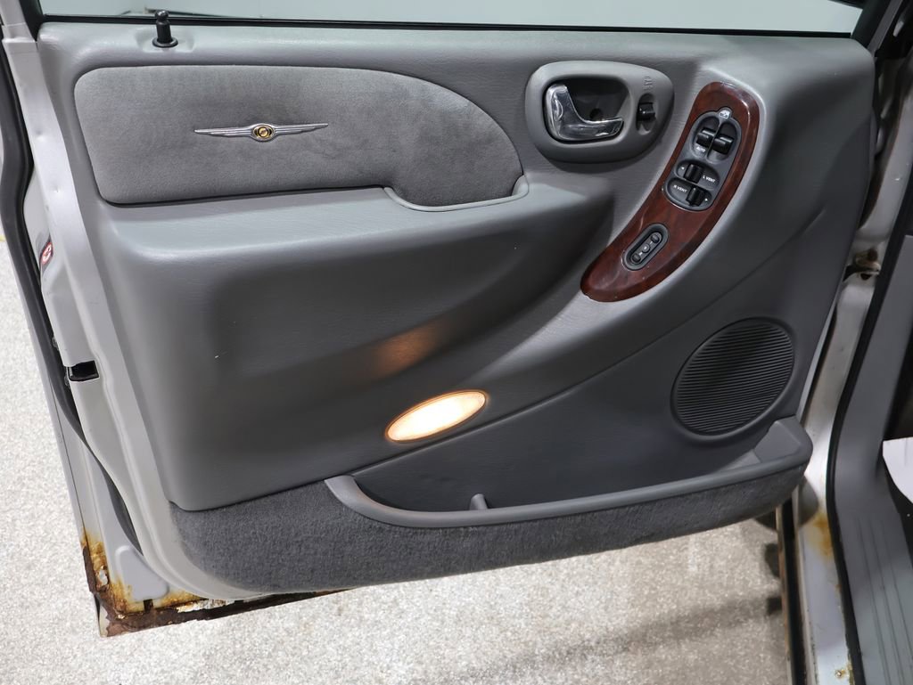 Used 2004 Chrysler Town & Country Limited image 14