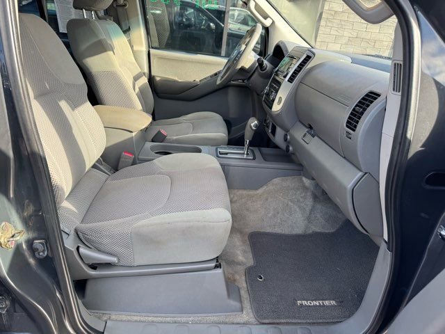 Used 2013 Nissan Frontier SV image 31