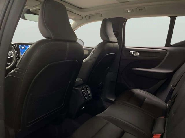 Used 2025 Volvo XC40 B5 Plus image 21