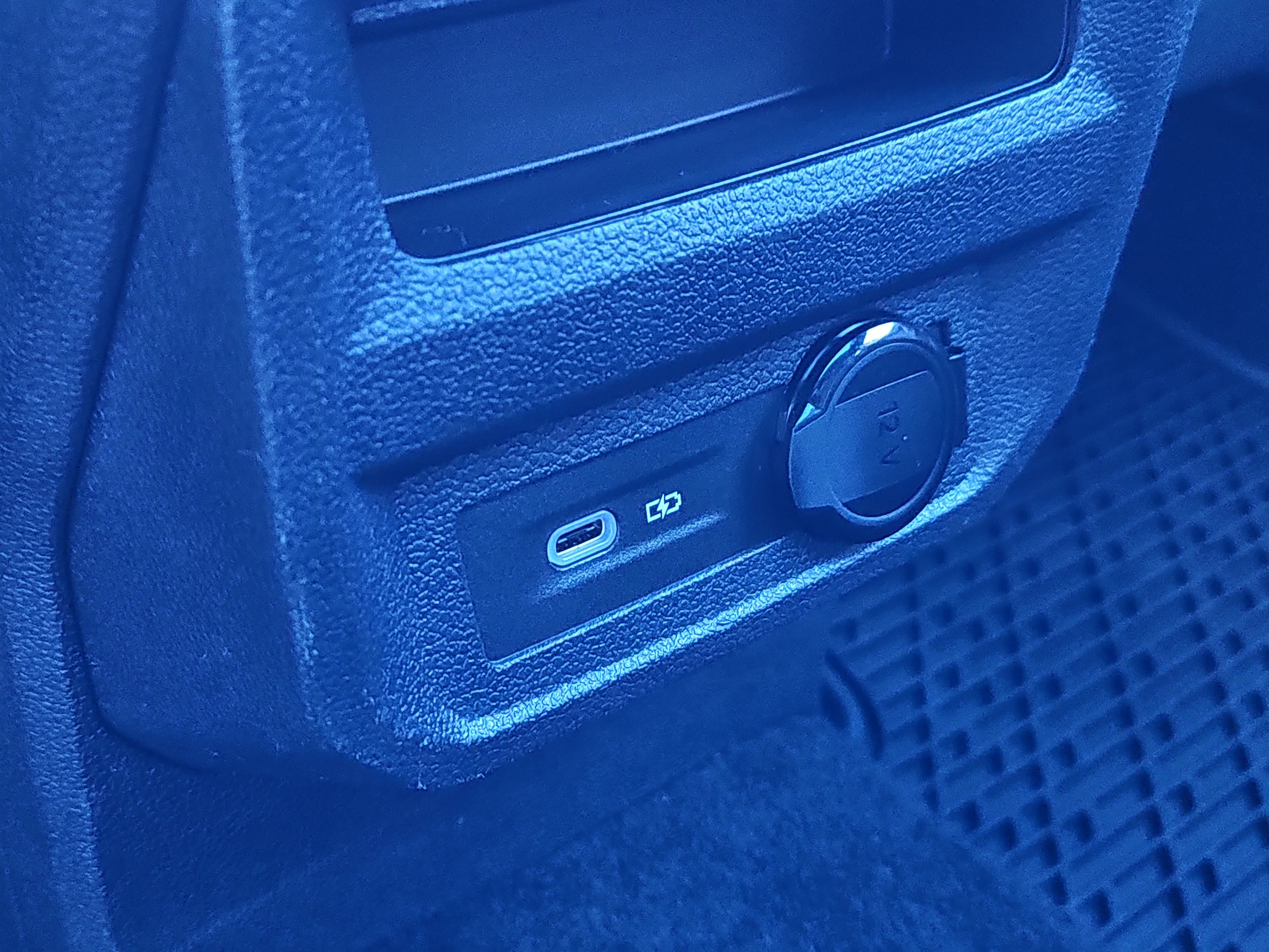 Certified 2023 Volkswagen Tiguan SE R-Line image 15